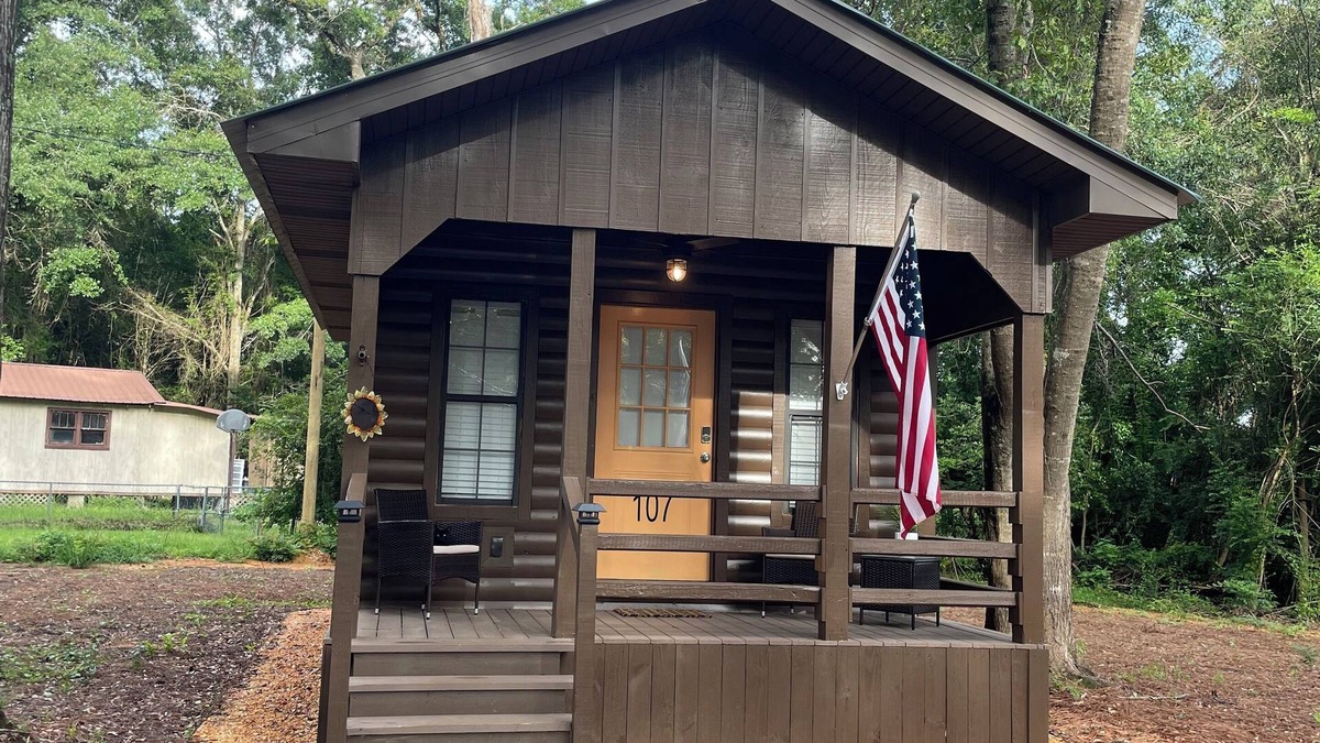 Brewton Cabin | Cozy cabin with 1 bedroom and WiFi, AC in beautiful Brewton, Alabama