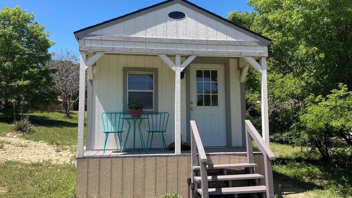 Lake Whitney Cabin | Cozy cabin with 1 bedroom 1 bath on a private cove in charming LakeWhitney!