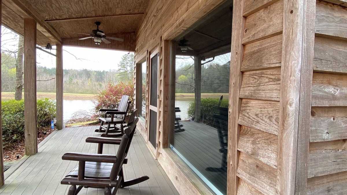Star Cabin | Cozy cabin with 1 bedroom, Lakefront views in tranquil Terry!