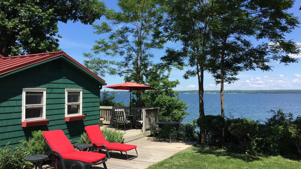 Town of Torrey House | Cozy Cabin With 165 Ft Beach and wood-fired hot tub! Center of FLX wine country!