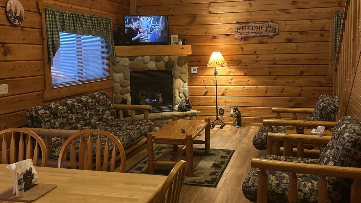 Warrens Cabin | Cozy cabin with 2 Water Parks Three Bears & Yogi's. UTV, and Golf cart rentals!