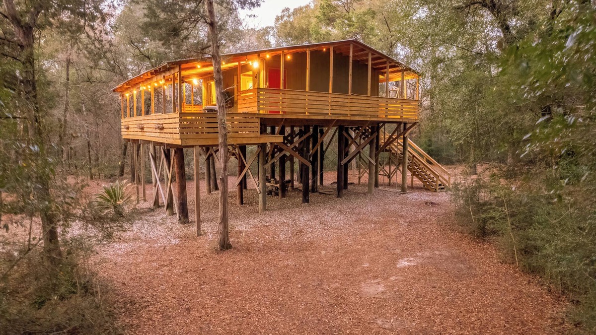 Hartford Cabin | Cozy Cabin with a Massive Deck in Scenic Geneva, Alabama