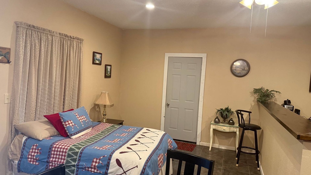 Donalsonville Cabin | Cozy Cabin with a Private Lake in Fins & Feathers RV Park in Donalsonville GA
