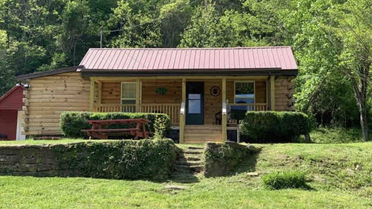 Grundy Cabin | Cozy cabin with direct Spearhead ATV trail access!