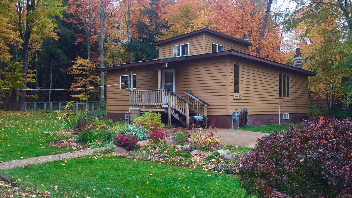 Au Train Cabin | Cozy cabin with fireplace! Winter wonderland, snowmobile, ice fish, ice caves,