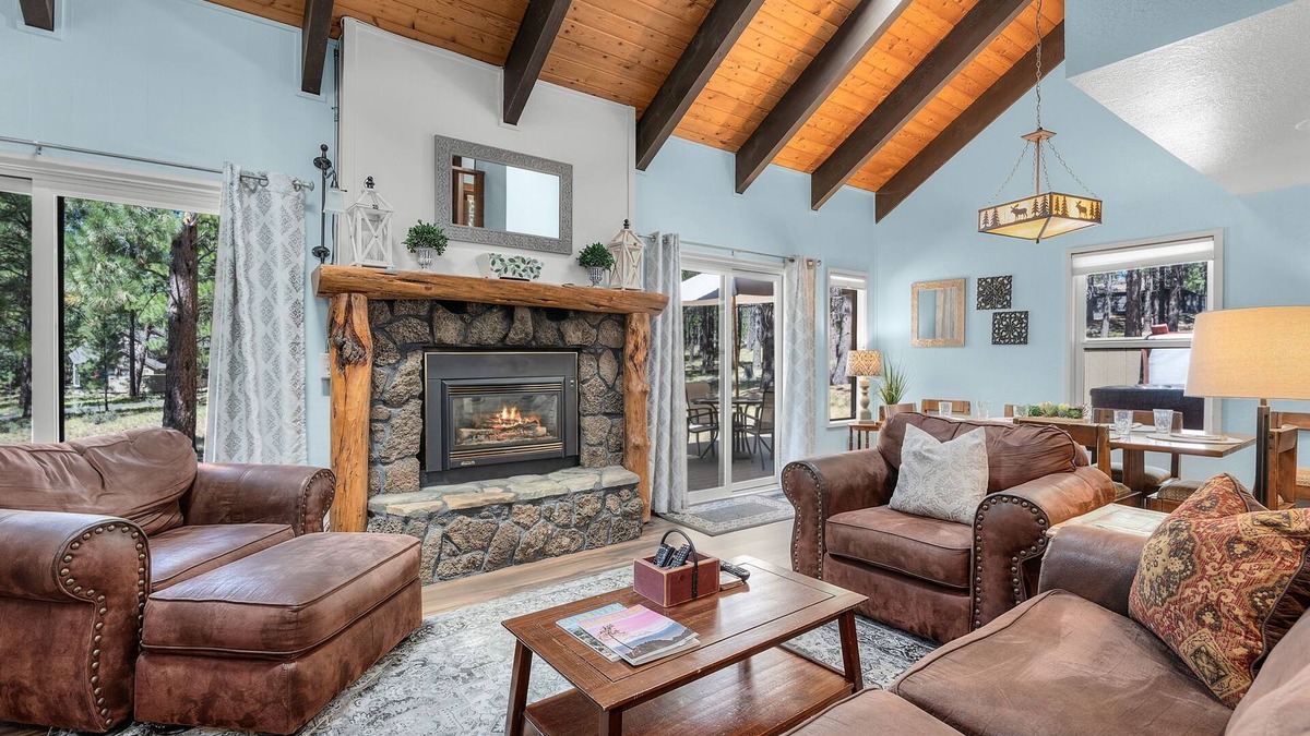 Overlook Park House | Cozy Cabin with Hot Tub, SHARC Passes, Large Deck, Double Living Rooms!