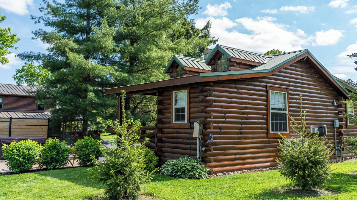 Millersburg Cabin | Cozy cabin with hot tub and jacuzzi, Amish Country