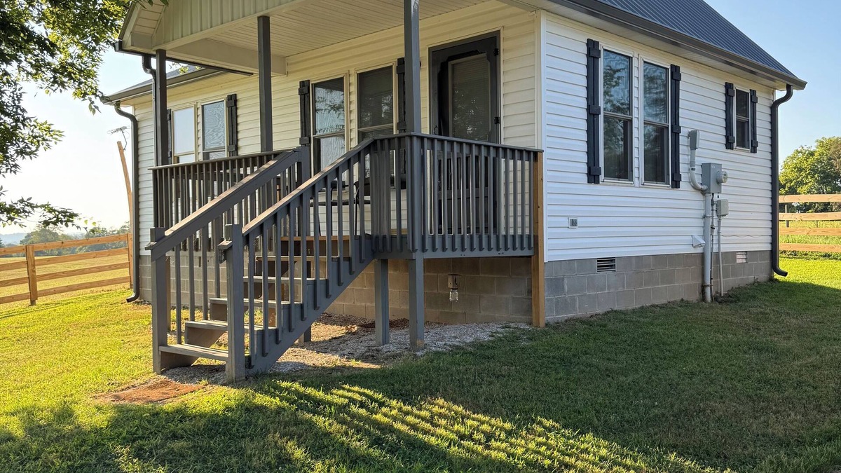 Hardyville Cabin | Cozy cabin with loft in midst of farmland WiFi, AC, washer-dryer