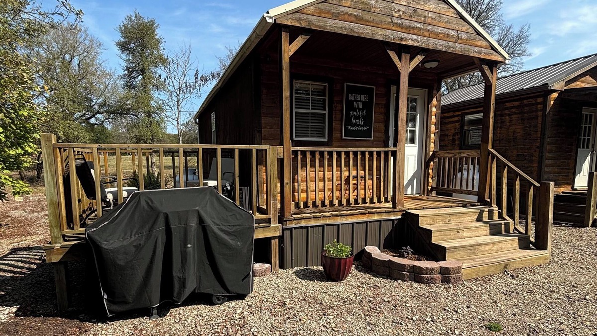 Fort Towson Cabin | Cozy cabin with peaceful view in small town Fort Towson