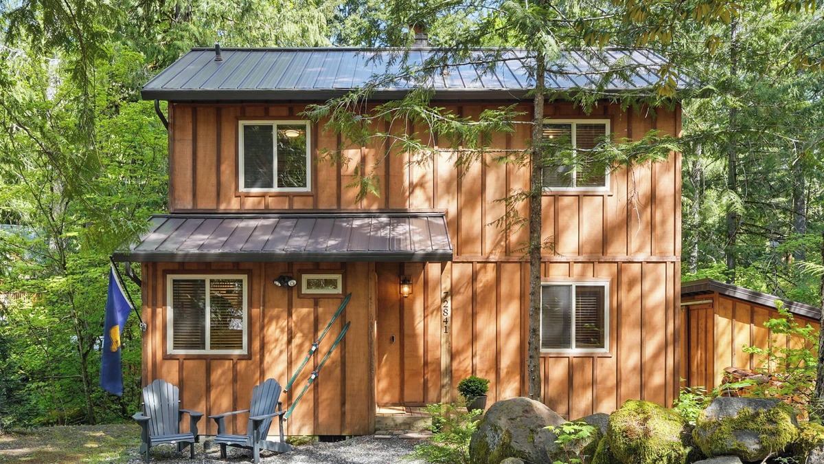 Rhododendron Cabin | Cozy cabin with private hot tub - Trails and Sandy River nearby - Sleeps 7