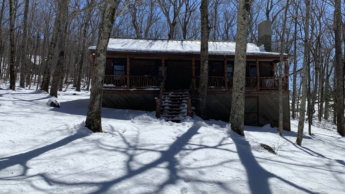 Nellysford Cabin | Cozy Cabin with private HOT TUB!