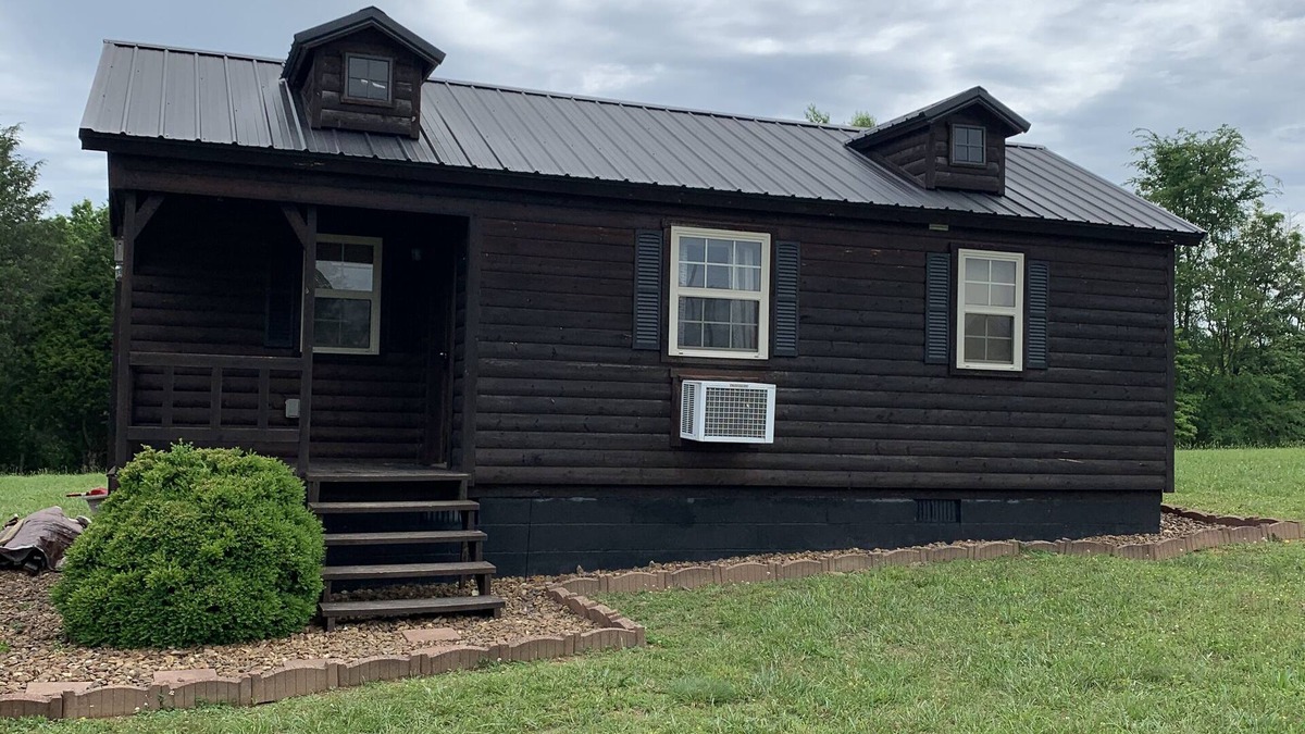 Albany House | Cozy Cabin with private back yard, located 5 min away from Dale Hollow Lake