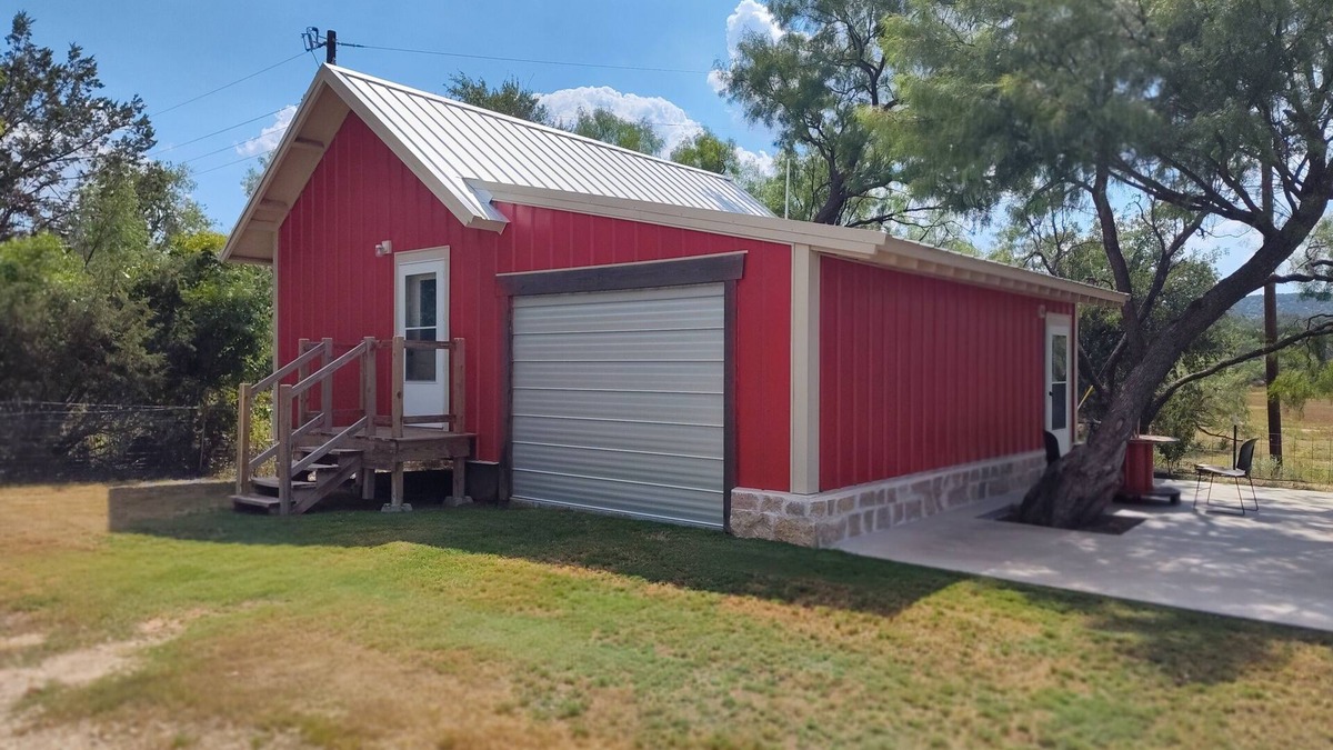 Buffalo Gap Cabin | Cozy cabin with theater, WiFi and AC in lovely, quiet Buffalo Gap