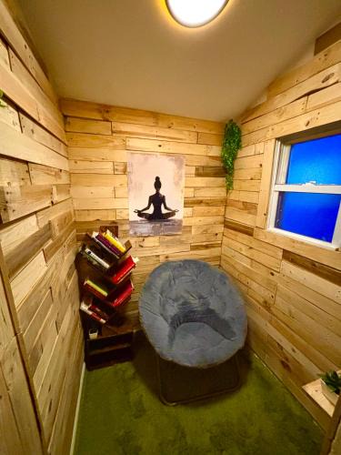 Elizabeth Apartment | Cozy Cafe, Walk to The Mall, 30min to NYC & 5min to EWR