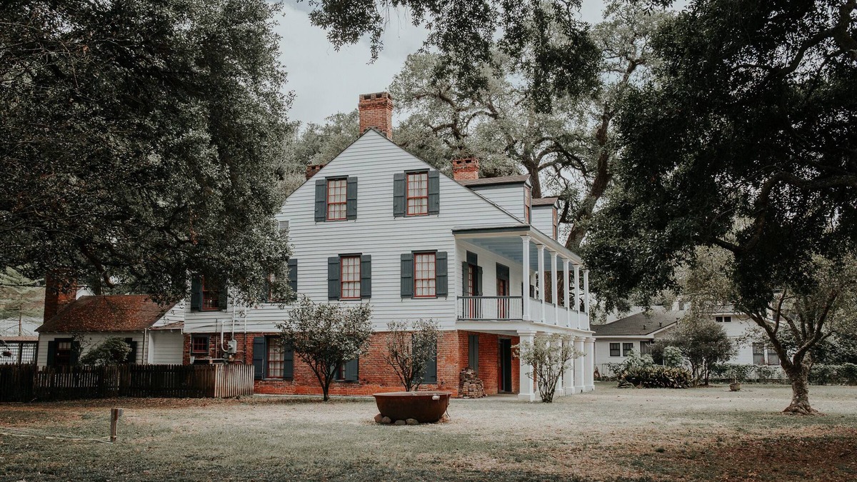 Lafayette Cabin | Cozy Cajun Cabin two blocks from the Parade Route or Downtown Lafayette