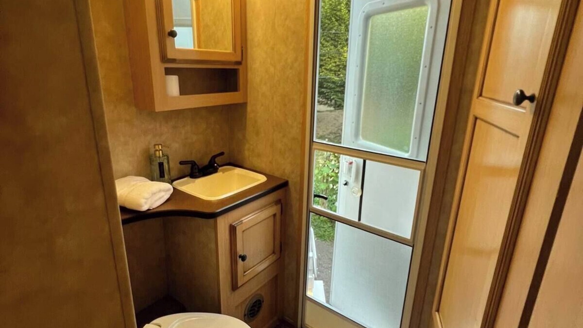 Port Colborne House | Cozy camper