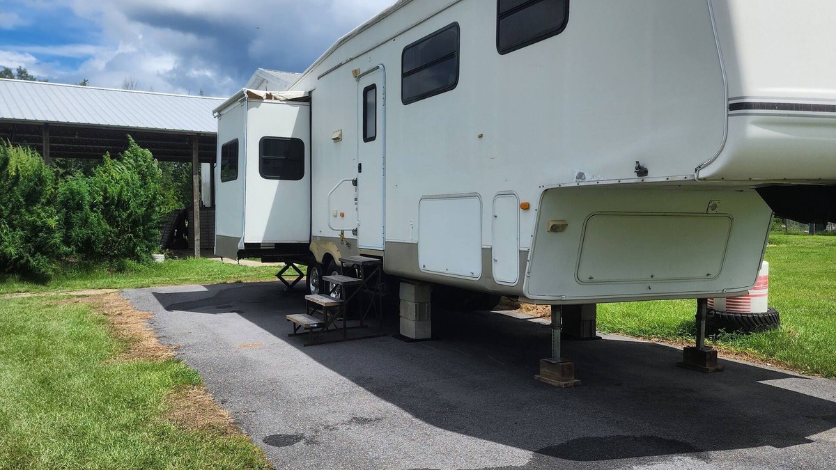 Cottondale RV Rental | Cozy campground in beautiful Cottondale with AC