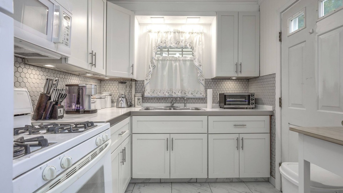 Hyannis Cottage | Cozy Cape Cod Cottage < 2 Mi to Beach!