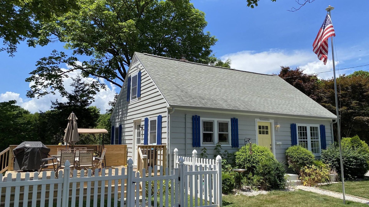 West Mystic House | Cozy Cape Escape - Walk to Downtown Mystic