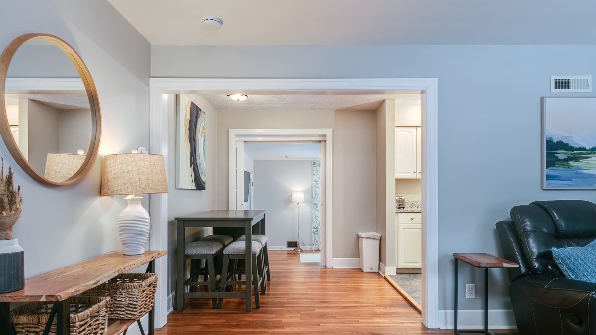 West Elmira House | Cozy Cape home located minutes from Hospitals and colleges.