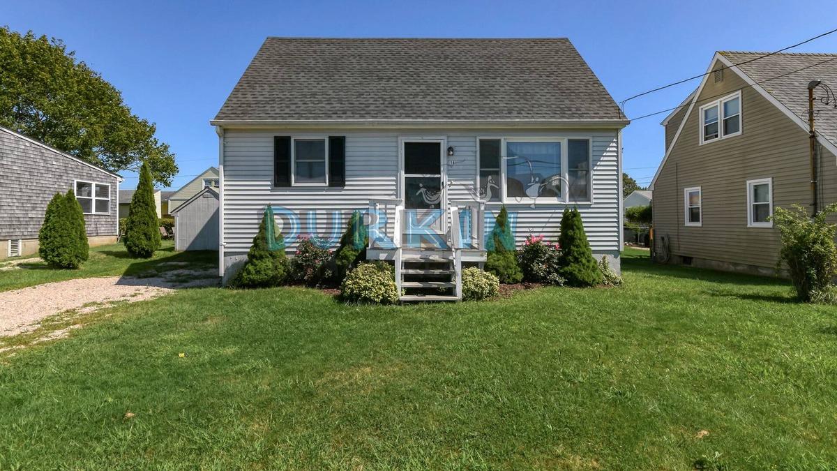 Eastward Look House | Cozy Cape, Water View, Close to Beach, Private Yard