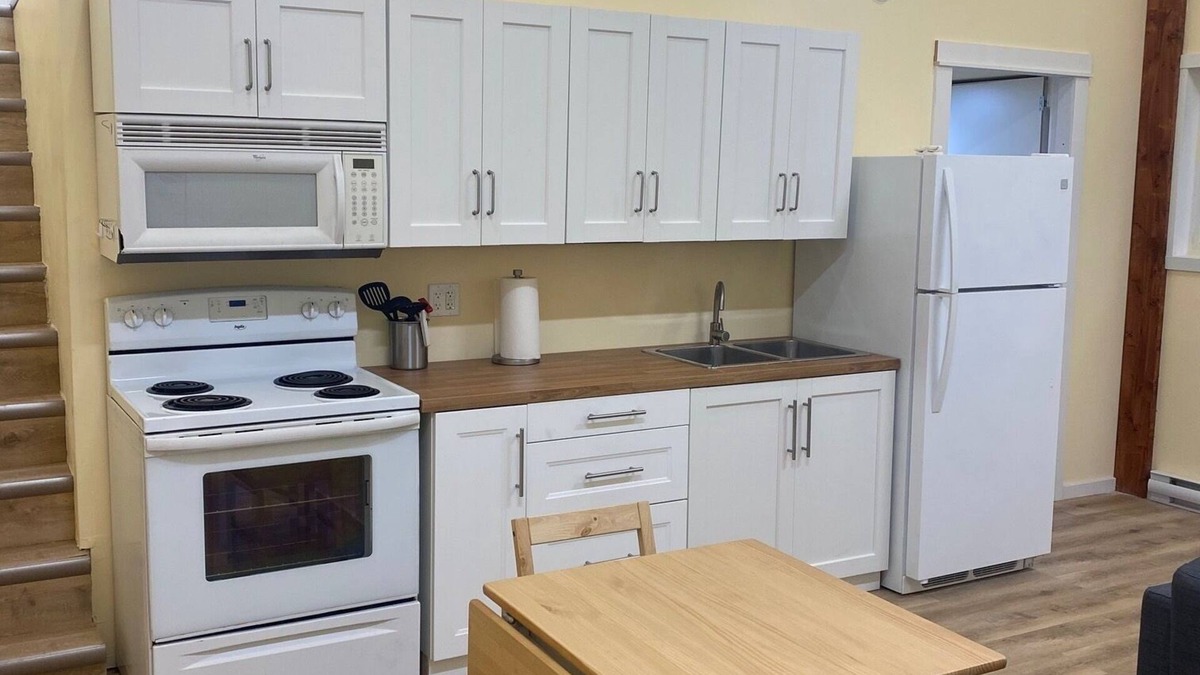 Smithers Cottage | Cozy Carriage Home with Hot Tub. Pet-Friendly!