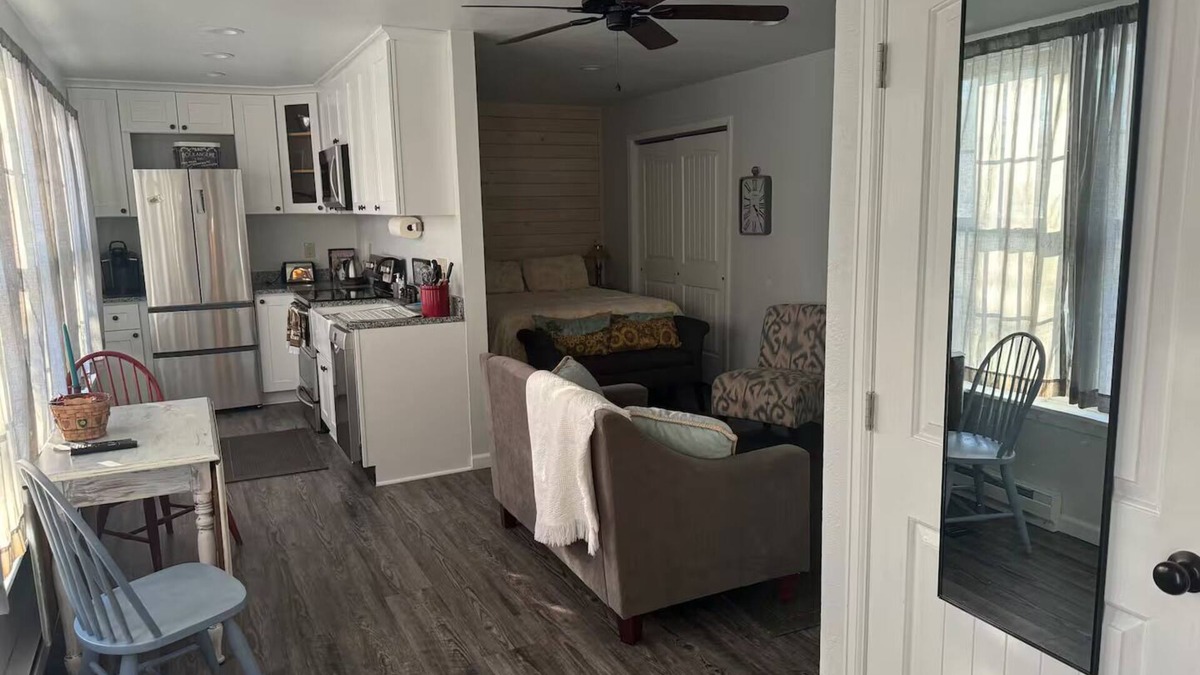 Arvada Plaza Area Apartment | Cozy Carriage House - studio in serene Arvada with WiFi, AC