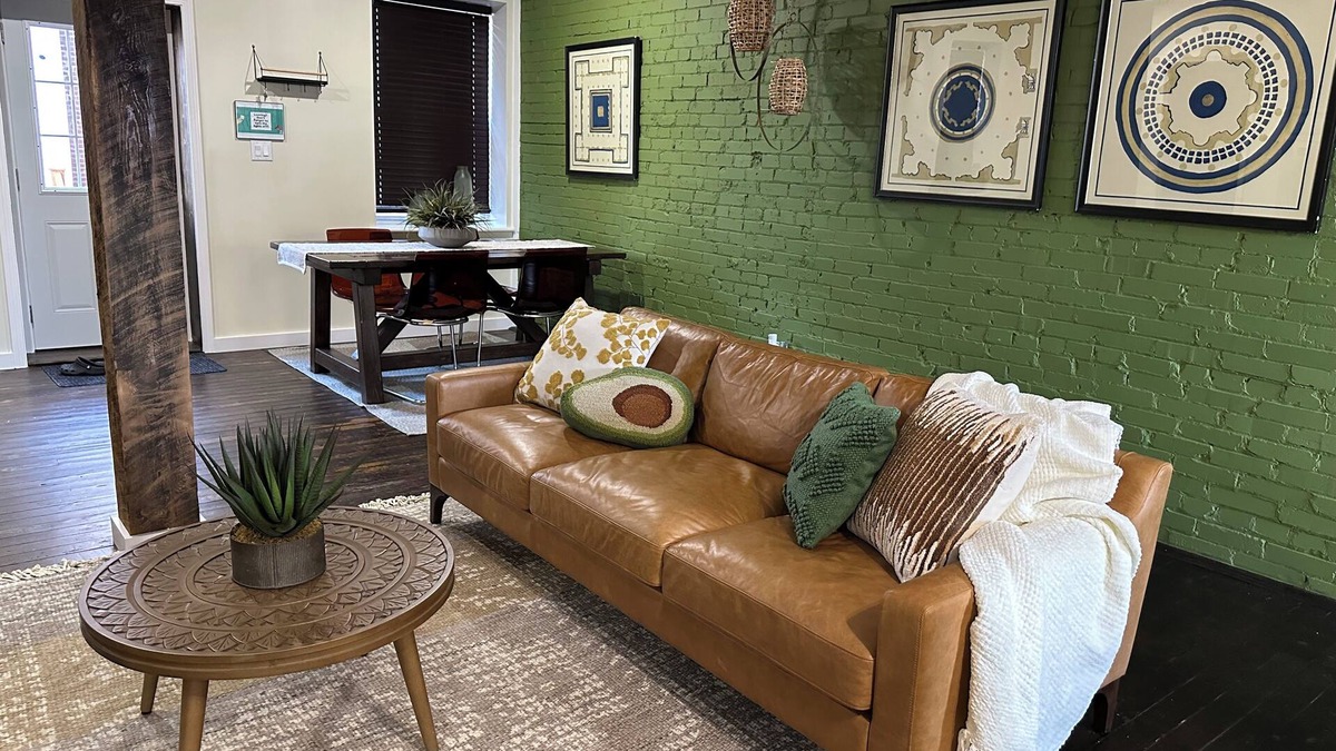 The Gate Apartment | Cozy Carriage House with WiFi, AC & free garage parking near downtown St. Louis