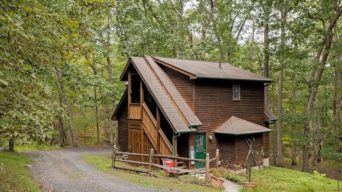 East Stroudsburg Cabin | Cozy carriage house - private home near skiing