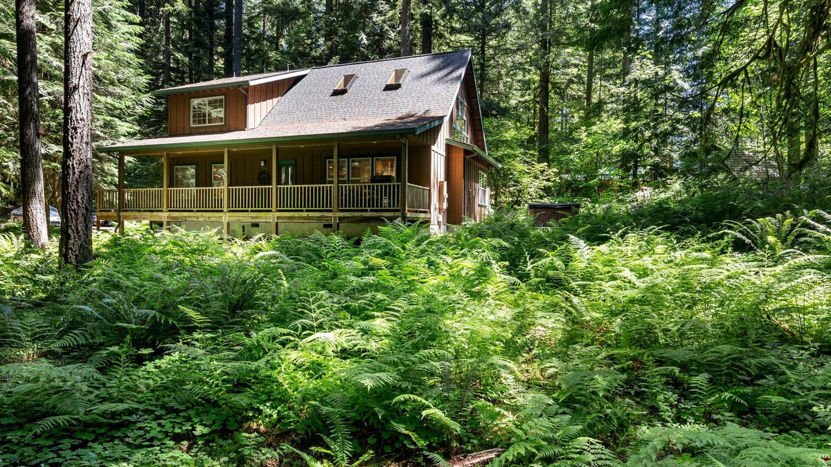 Rhododendron Cabin | Cozy Cascade Cabin. Relaxing Hot Tub, Secluded, Spacious and Creek Nearby