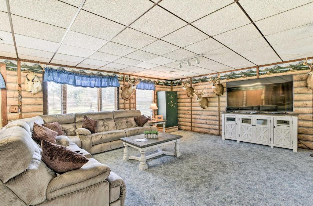Cass City House | Cozy Cass City Retreat with Spacious Deck!