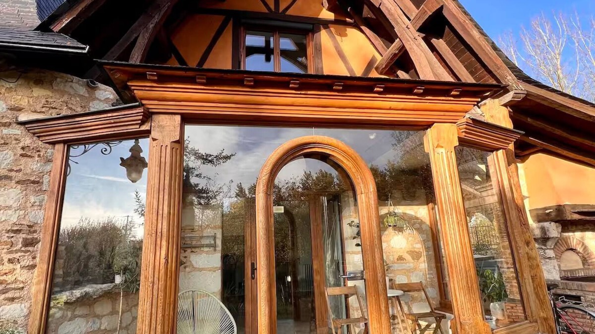 Corne Cottage | Cozy Castle Style Gîte Pond View
