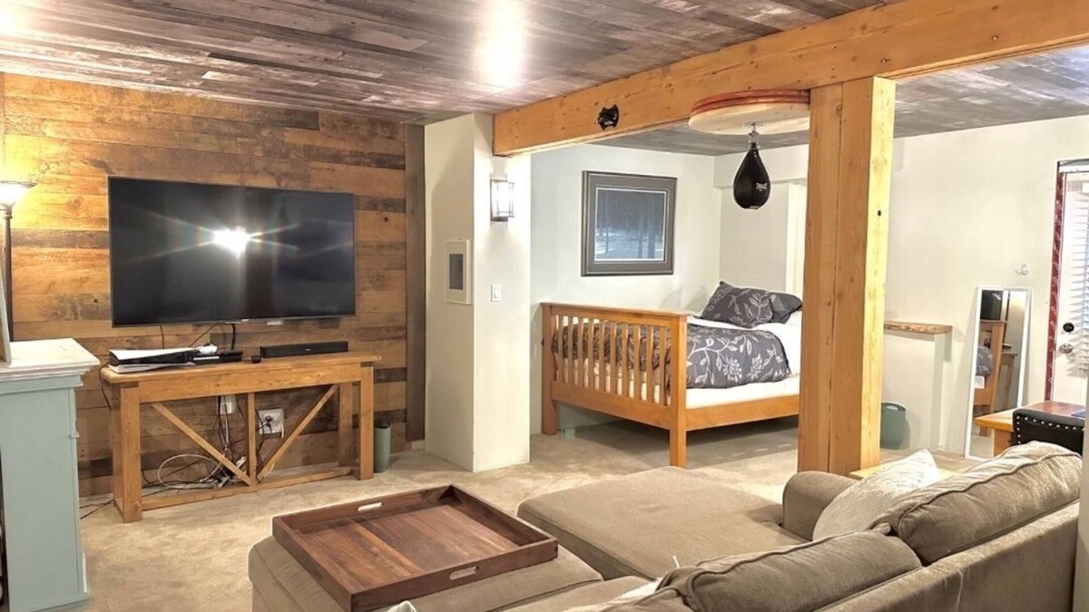 Colwood House | Cozy Cave Retreat. Pet Friendly.