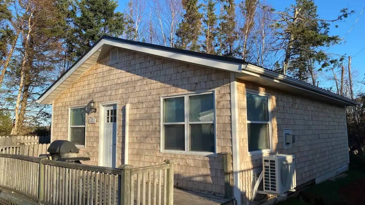 Cavendish Cottage | Cozy Cavendish cottage Manitou (#9) with private hot tub!