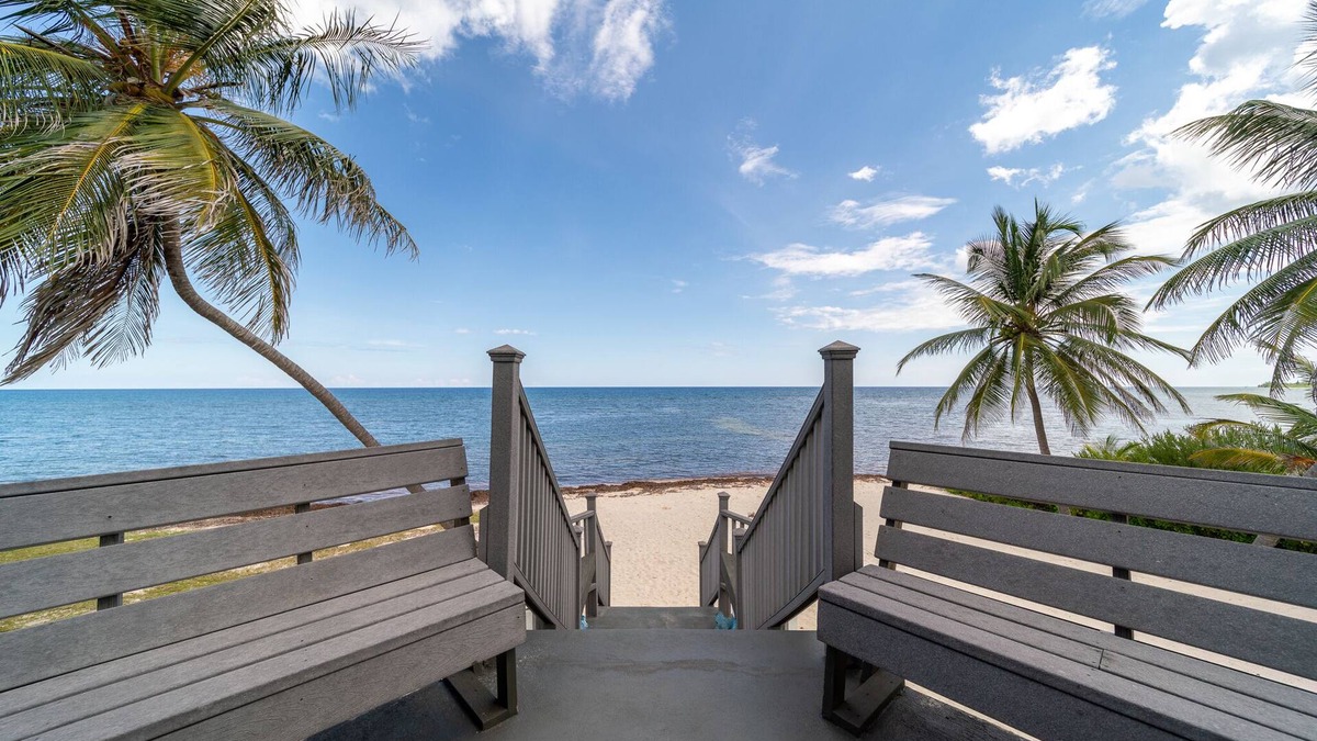 North Side Cottage | Cozy Cayman Beach Front Cottage - Emerald Sea House , 2 Bdrm 2 bath