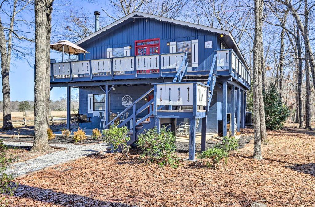 Pine Mountain House | Cozy Caymus Cabin about 3 Miles to Callaway Gardens!