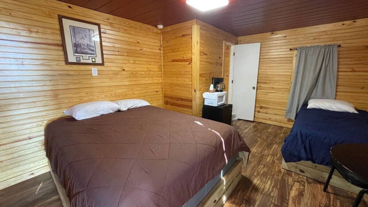 Pottsboro Cabin | Cozy Cedar Cabin at Mill Creek Marina: Cabin 3