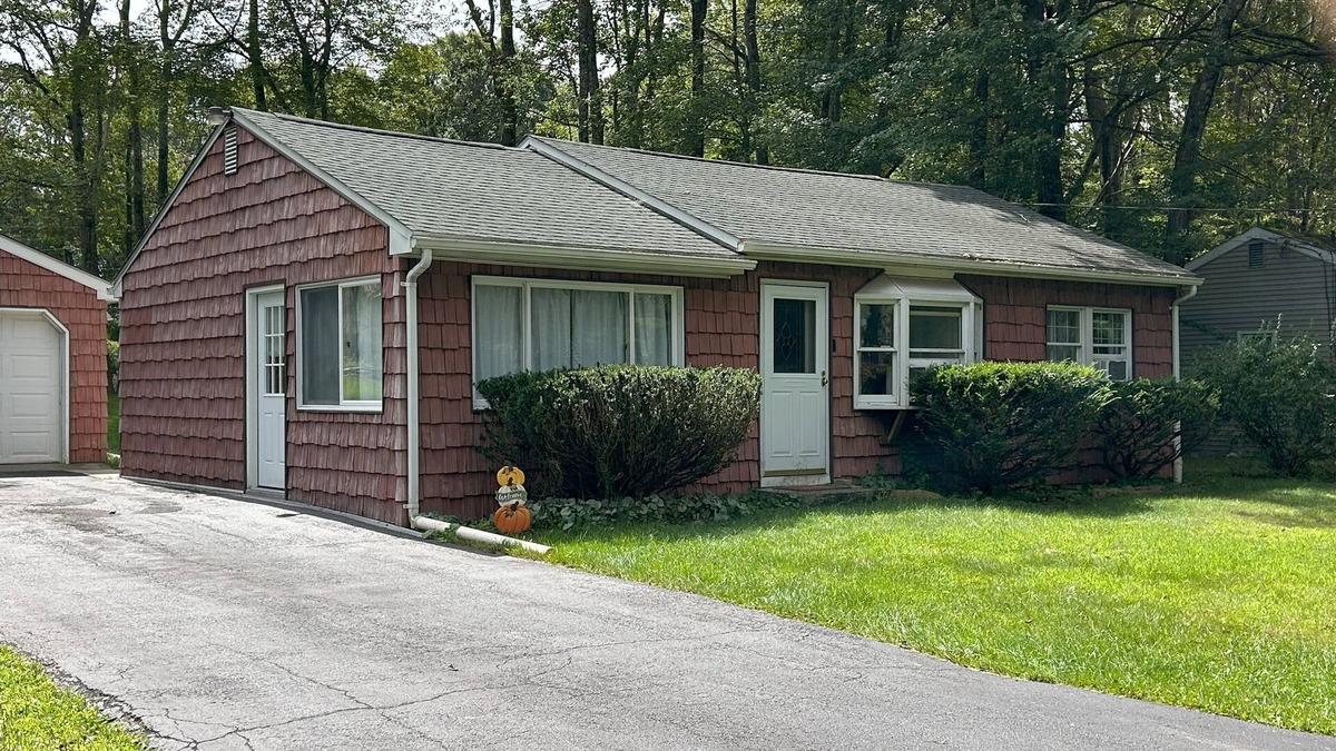 Pocono Summit Cottage | Cozy Cedar Cottage in Pocono Summit! Kalihari, Camelback, Mt. Airy. Walk to lake