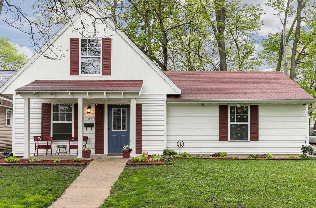 Cedar Rapids House | Cozy Cedar Rapids Pad - 2 Blocks to Mercy Care!