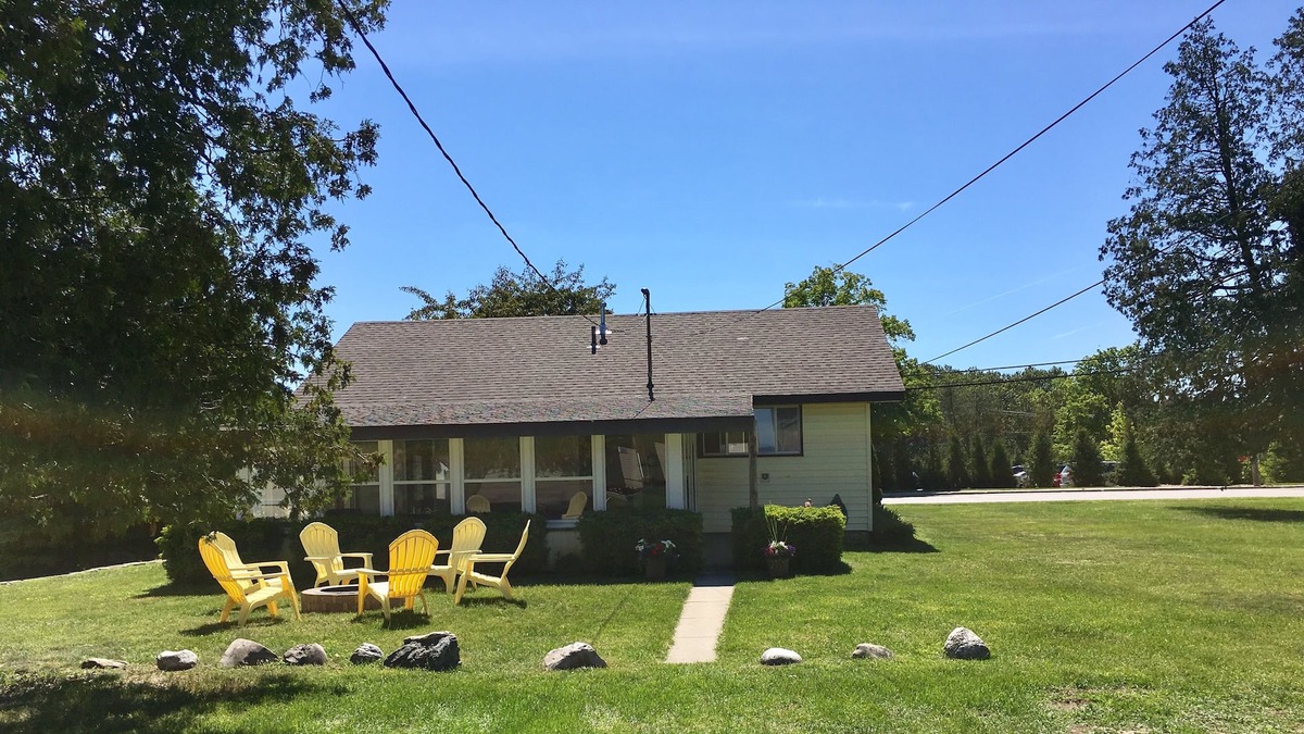 Beulah Cottage | Cozy- Center St. Beulah, MI- Sleeps 5