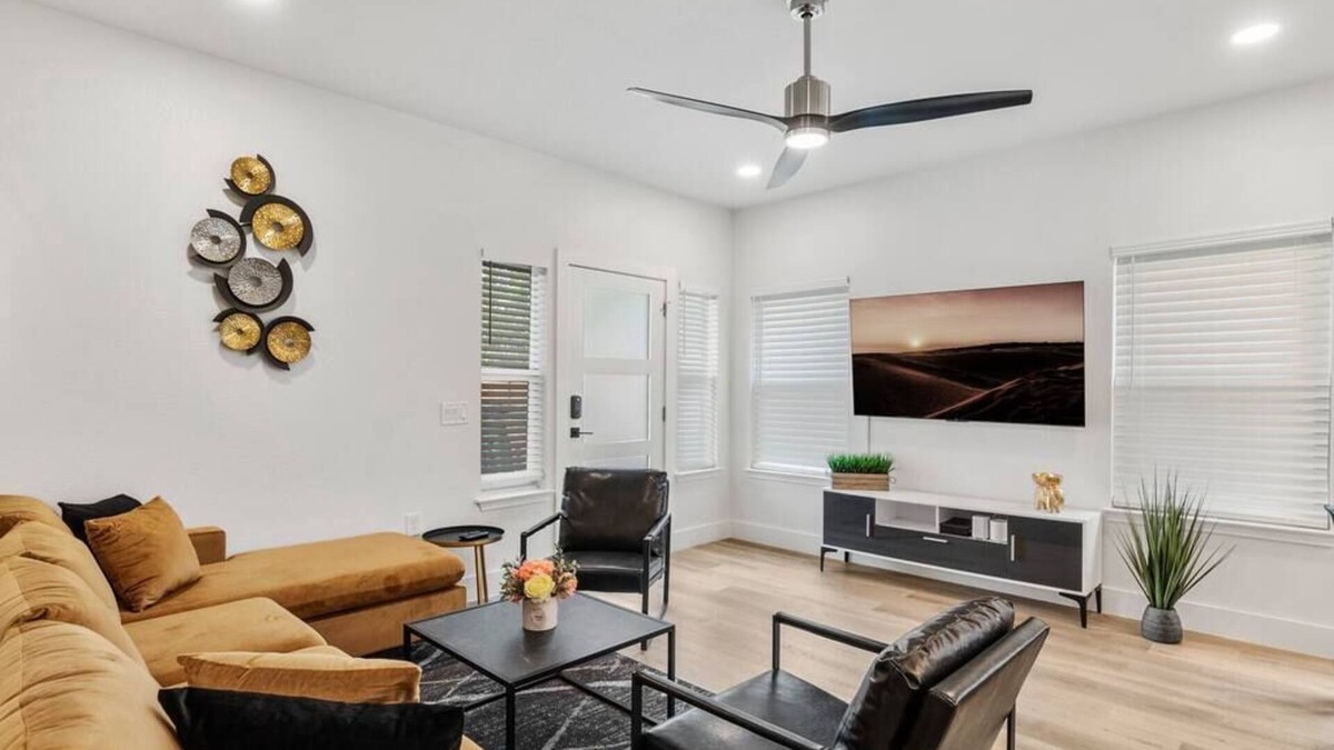 St. Johns House | Cozy & Central ~ Close to i35 and 5M to Downtown!
