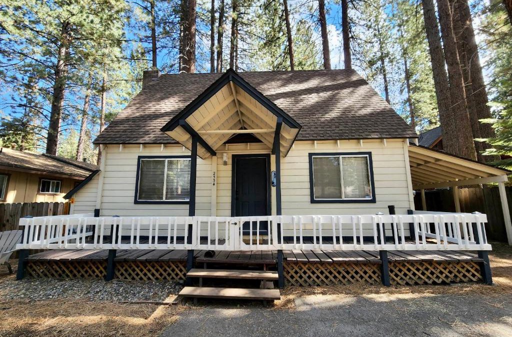 Sierra Tract House | Cozy central Tahoe cabin, 2br/2ba/3bed near Heavenly Ski Resort