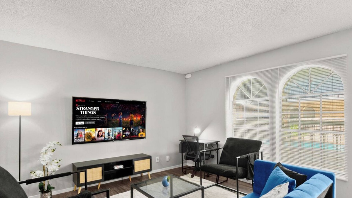 North University Apartment | Cozy & Central ~ UT/Moody ~ Pool ~ Parking ~ WiFi