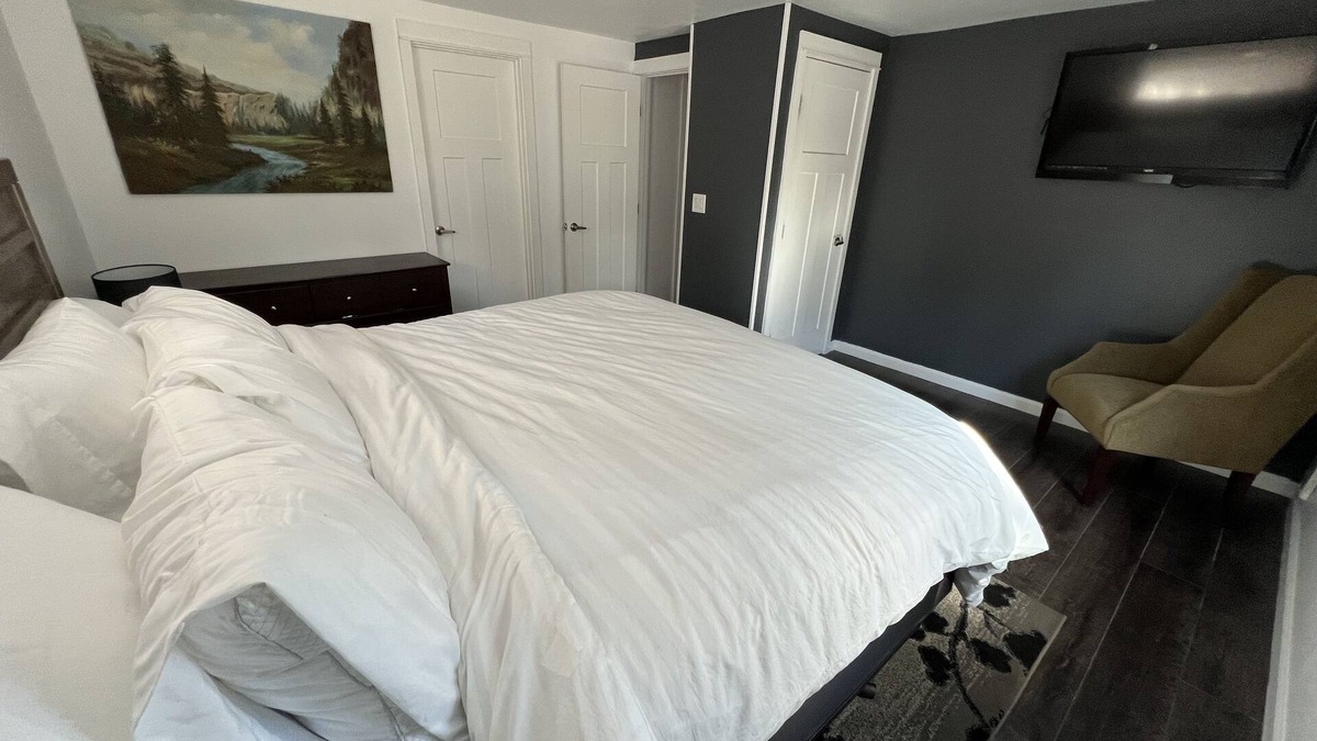 Southern Crossing House | Cozy centrally located 3-BR house w/EV charger & king bed