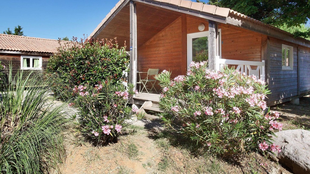 Carnoux-en-Provence Ski Chalet | Cozy chalet with covered terrace in green surroundings
