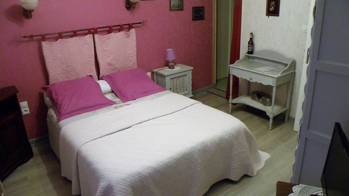 Cousances-les-Forges Bed & Breakfast | Cozy chalet with fireplace, pets welcome