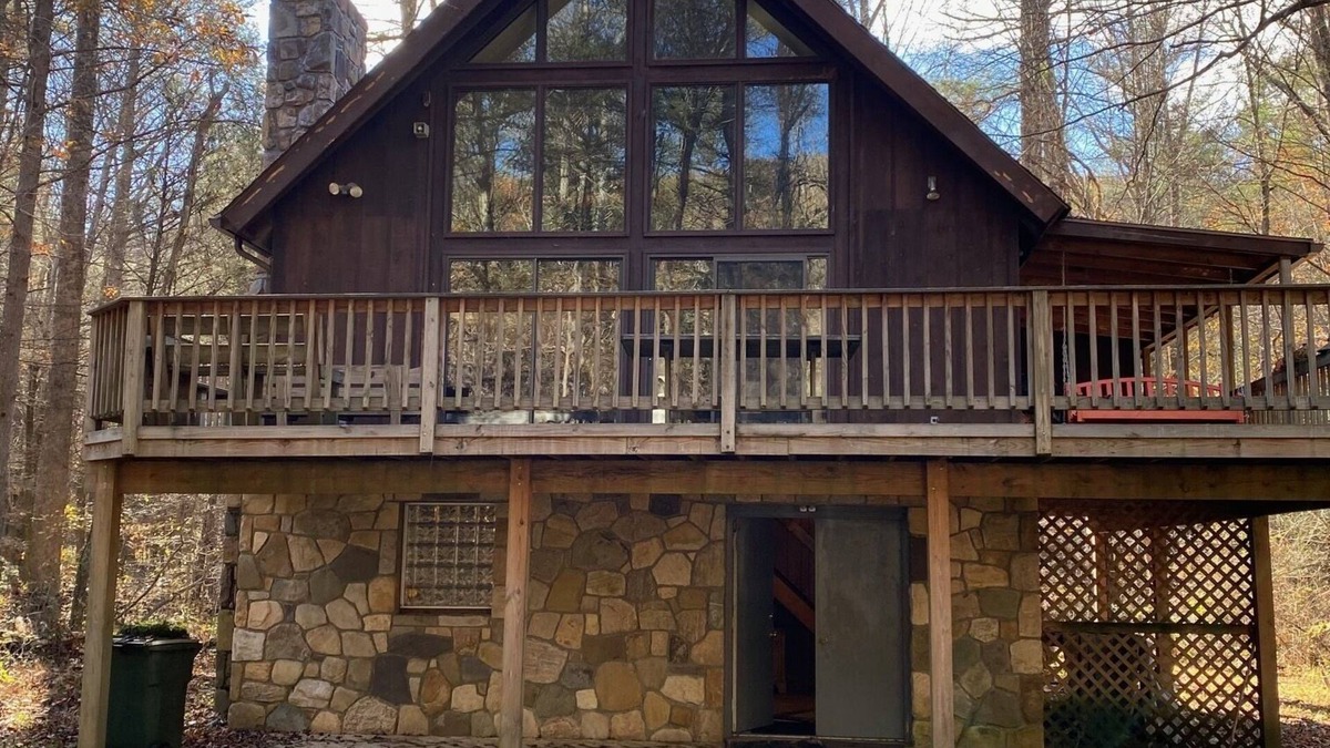 Elkton Ski Chalet | Cozy Chalet bordering Shenandoah Park near Massanutten Resort and Skyline Drive.