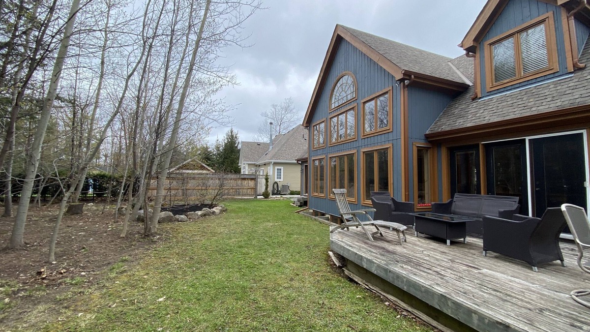 Craigleith Ski Chalet | Cozy Chalet/Cottage - Ravine Lot with Hot Tub - Sleeps 8