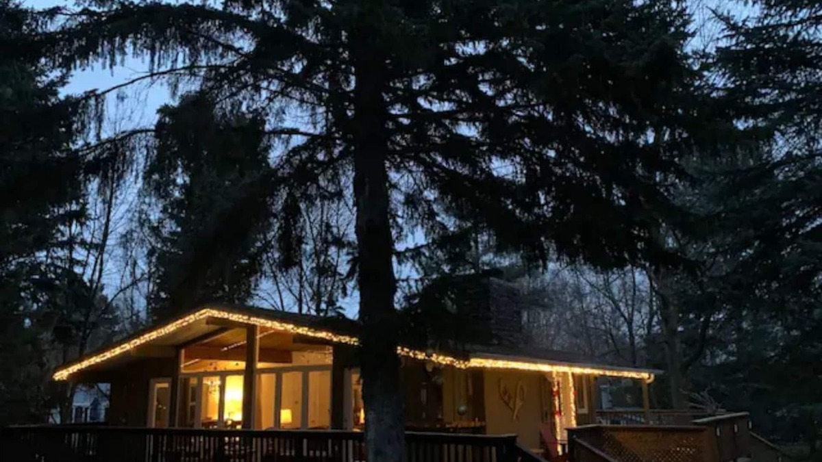 The Blue Mountains Ski Chalet | Cozy chalet w/heated pool, hot tub, sauna 3 min dr. to the Blue Mountain village