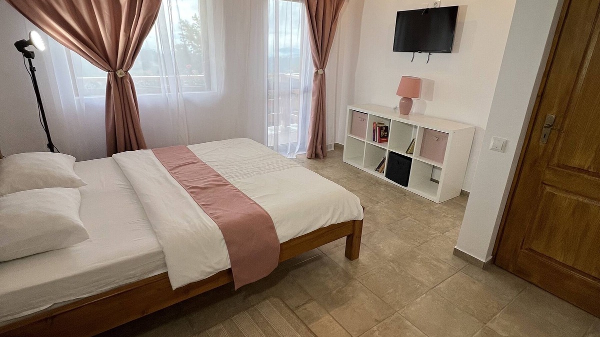 Bran Ski Chalet | Cozy Chalet in the heart of mountains near Bran Castle.Hot tube Sauna available